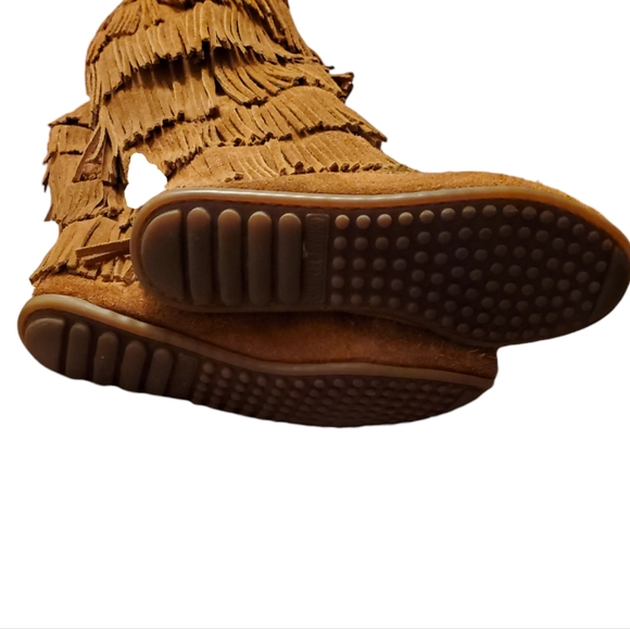 Minnetonka 5-Layer Fringe Boot - Picture 13 of 13